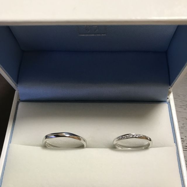 【GALA JEWELRY(ガラジュエリー)の口コミ】 婚約指輪とセットでつけられる結婚指輪がよくて斜めにラインが入っている…
