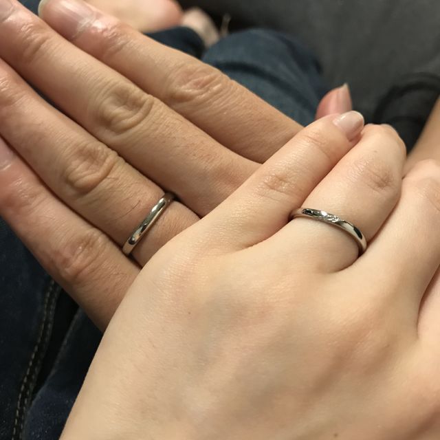 【アイプリモ(I-PRIMO)の口コミ】 婚約指輪は抱き合わせタイプのものを買ったので
少しカーブのかかった結婚…