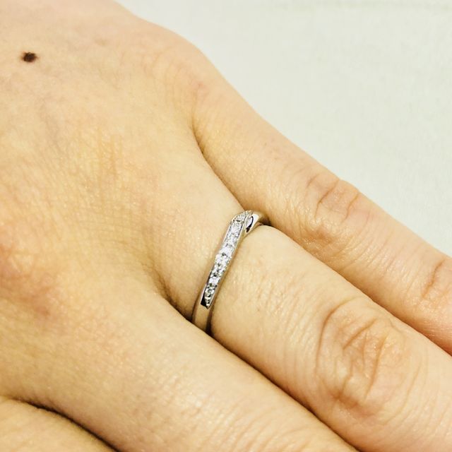 【銀座ダイヤモンドシライシの口コミ】 婚約指輪と重ねづけした時にきれいに見えたので、購入を決めました。細か…
