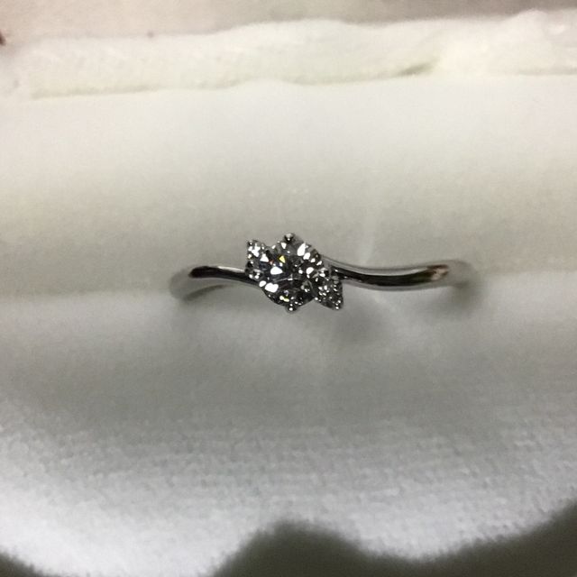 【IDEAL Plus fort(アイデアルプリュフォール)の口コミ】 まず始めにダイヤを選び、同じブランドの中から指輪のデザインを選びまし…