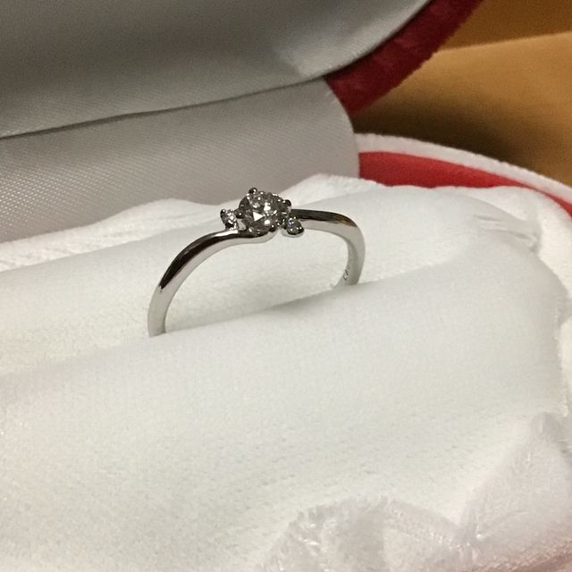 【IDEAL Plus fort(アイデアルプリュフォール)の口コミ】 まず始めにダイヤを選び、同じブランドの中から指輪のデザインを選びまし…