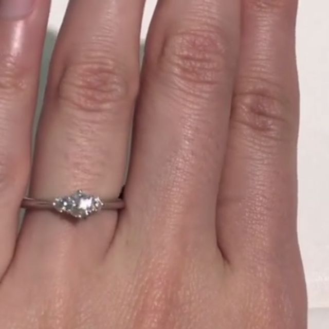 【ラザール ダイヤモンド(LAZARE DIAMOND)の口コミ】 まず、シンプルなデザインがいいと思って探していましたが、店員さんから…