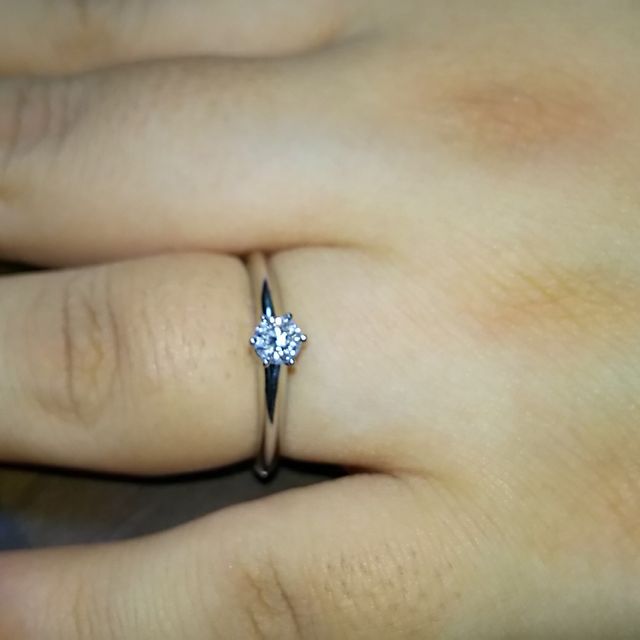 【ティファニー(Tiffany & Co.)の口コミ】 婚約指輪はティファニーにすると決めていたため、店舗へ見に行くと、婚約…