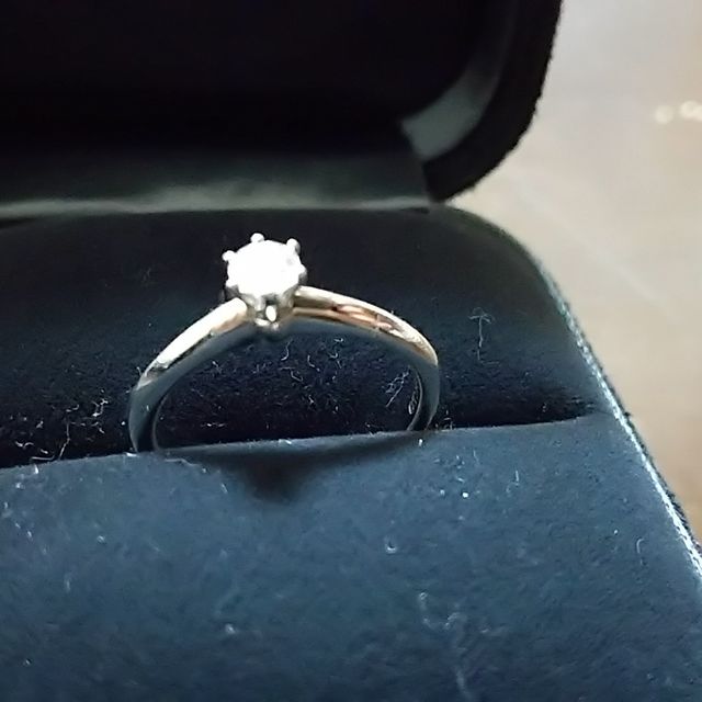 【ティファニー(Tiffany & Co.)の口コミ】 婚約指輪はティファニーにすると決めていたため、店舗へ見に行くと、婚約…
