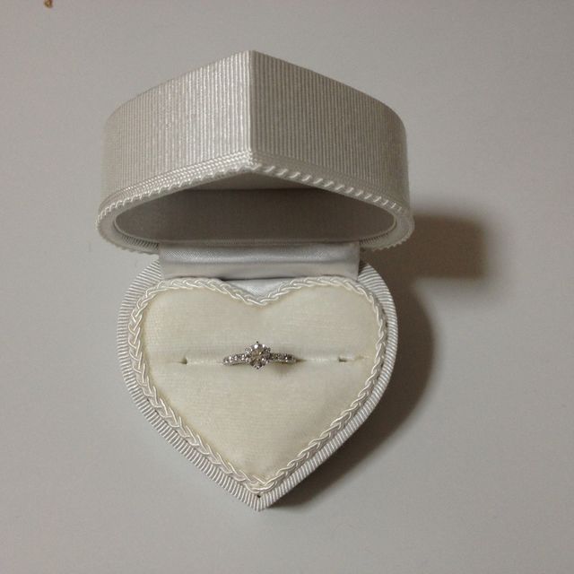 【WATANABE / 卸商社直営　渡辺の口コミ】 婚約指輪は石の大きくてキラキラしたものをと思っていました。なんといっ…