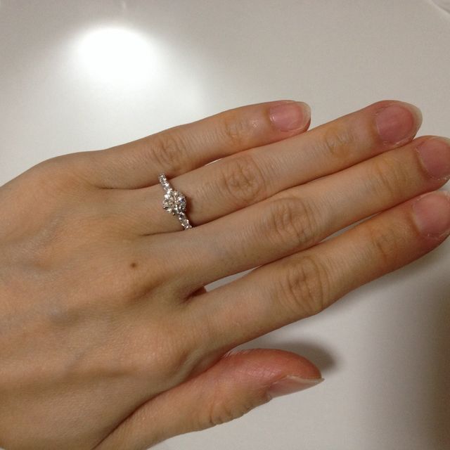 【WATANABE / 卸商社直営　渡辺の口コミ】 婚約指輪は石の大きくてキラキラしたものをと思っていました。なんといっ…