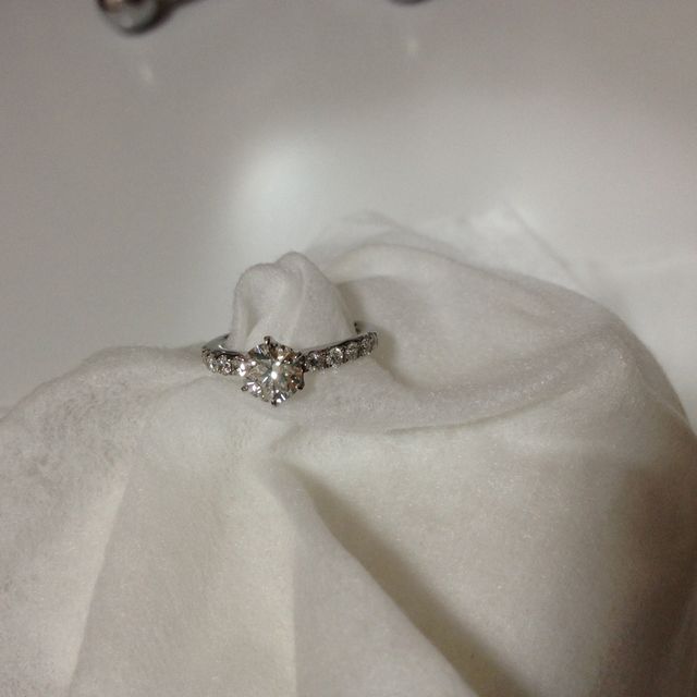 【WATANABE / 卸商社直営　渡辺の口コミ】 婚約指輪は石の大きくてキラキラしたものをと思っていました。なんといっ…