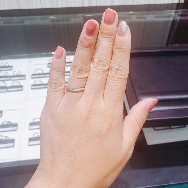 【ラザール ダイヤモンド(LAZARE DIAMOND)の口コミ】 私はハーフエタニティで探しており、緩いV字とダイヤモンドの輝きのキレイ…