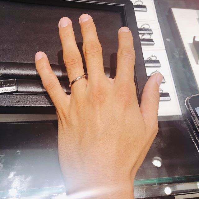 【ラザール ダイヤモンド(LAZARE DIAMOND)の口コミ】 私はハーフエタニティで探しており、緩いV字とダイヤモンドの輝きのキレイ…