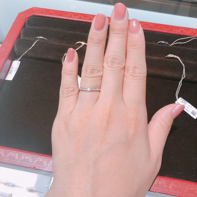 【カルティエ(Cartier)の口コミ】 緩やかなV字が可愛いハーフエタニティ。さすがはカルティエで、上品な可愛…