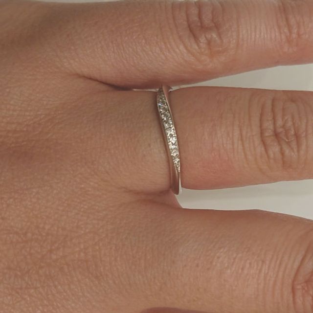 【1122 iifuufu bridal(いい夫婦ブライダル)の口コミ】 プラチナの質感が上品で滑らかな感触です。またラインにウェーブが入って…
