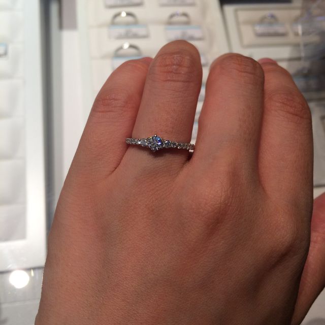 【銀座ダイヤモンドシライシの口コミ】 メレダイヤがセンターのダイヤを引き立てていて、とても可愛いデザインで…