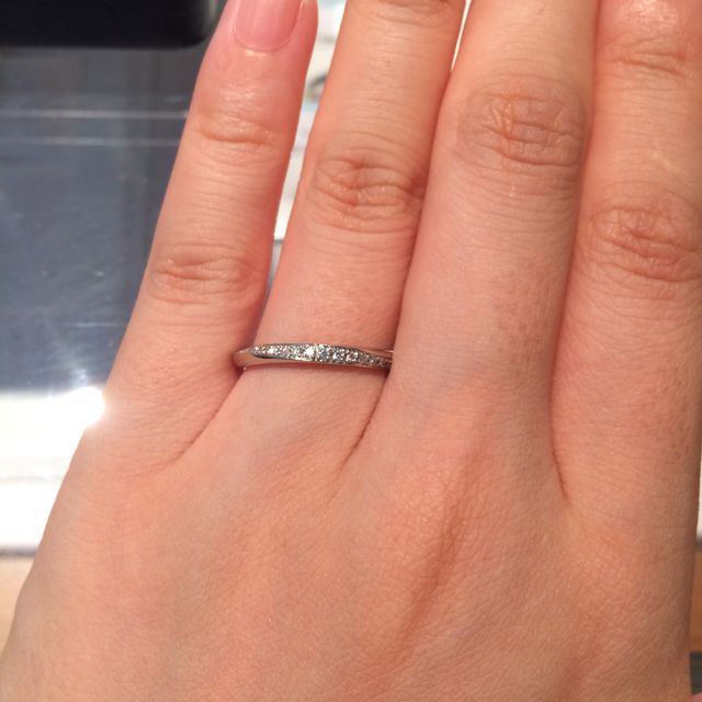 【銀座ダイヤモンドシライシの口コミ】 リボンが一周巻きついて見えてどこにもないデザインでとても可愛いです。…