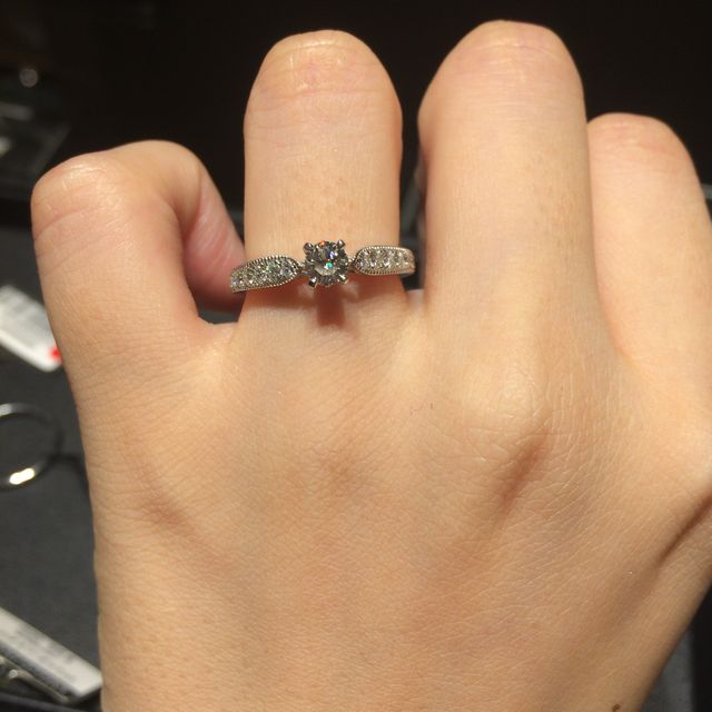 【エクセルコダイヤモンド(EXELCO DIAMOND)の口コミ】 ダイヤモンドが花、リング全体を花冠をイメージしていて、とても大人っぽ…