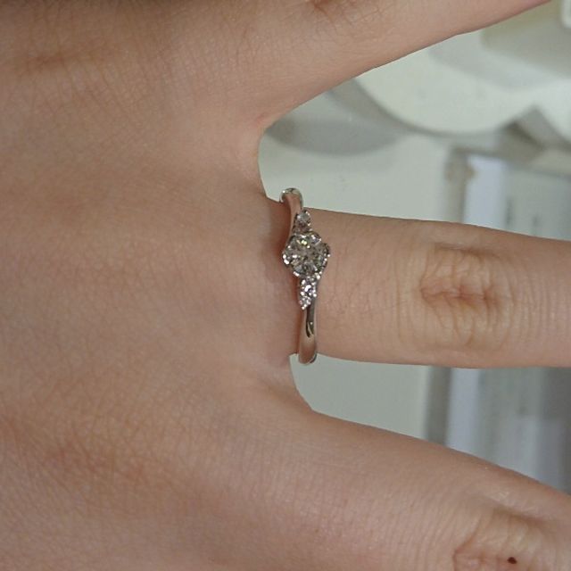 【TRECENTI(トレセンテ)の口コミ】 花をモチーフにしたデザインが可憐であり、個性的なリングですね。金属の…