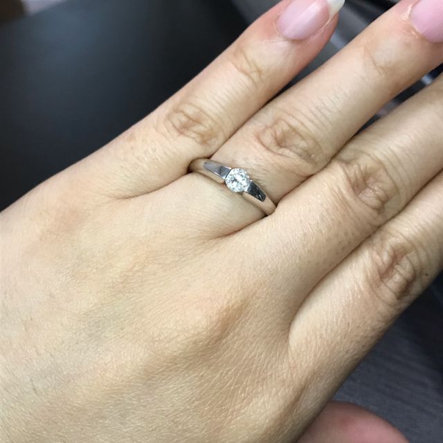 【ジュエリーツツミ(JEWELRY TSUTSUMI)の口コミ】 婚約指輪は一粒ダイヤの物がいいと思い、立爪めデザインの指輪などいろい…