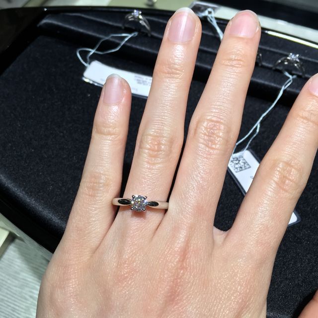 【ティファニー(Tiffany & Co.)の口コミ】 結婚指輪を先に決めていたため、それに合う指輪でこちらになった。王道な…