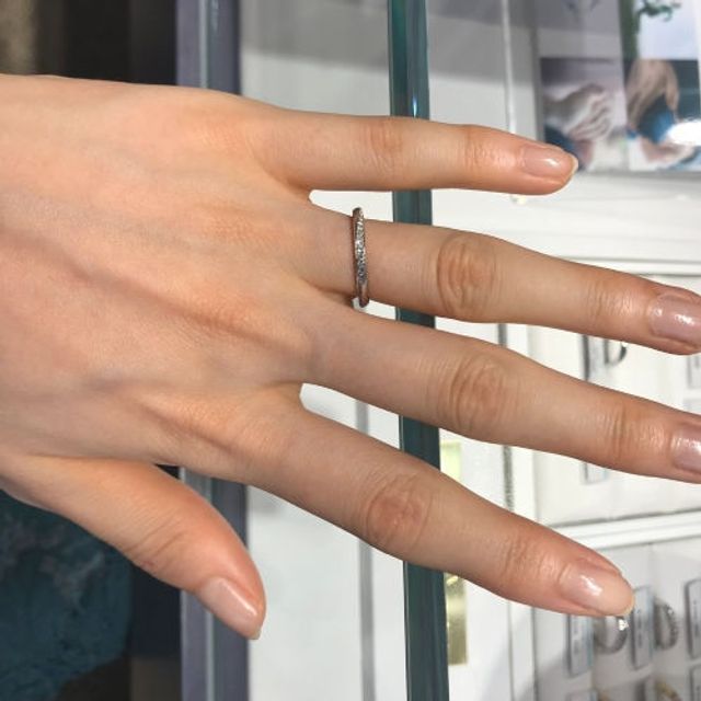 【銀座ダイヤモンドシライシの口コミ】 ダイヤモンドの輝きが非常にきれいであり、キラキラとしています。デザイ…