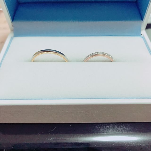 【GALA JEWELRY(ガラジュエリー)の口コミ】 主人とペアで購入しました。子供っぽくなりすぎないデザインと細かく掘ら…