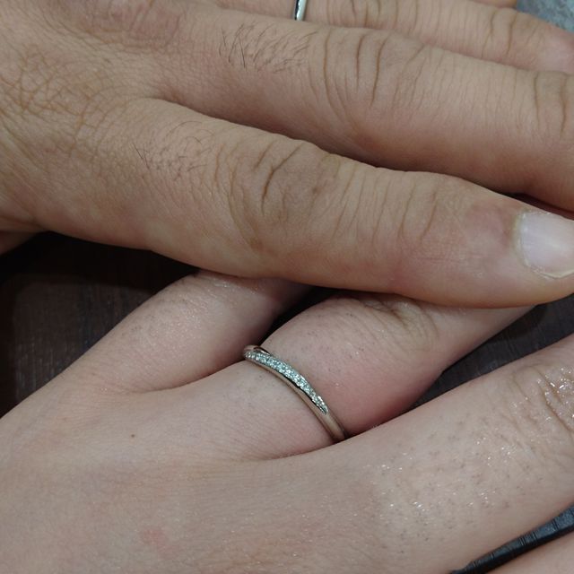【銀座ダイヤモンドシライシの口コミ】 主人のペアの指輪がつや消し加工ができることに惹かれて購入しました。職…