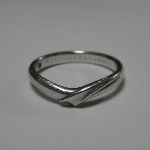 【アイプリモ(I-PRIMO)の口コミ】 通常のマリッジリングのようなストレートのデザインではなく、立体的なシ…