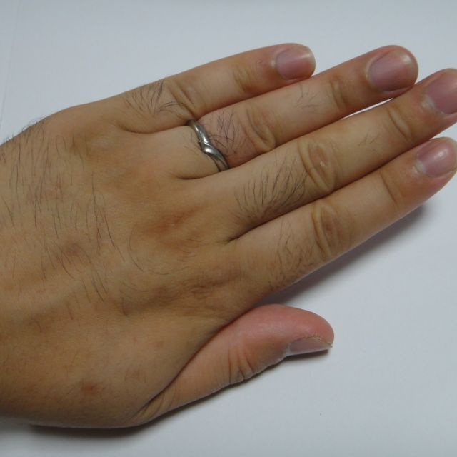 【アイプリモ(I-PRIMO)の口コミ】 通常のマリッジリングのようなストレートのデザインではなく、立体的なシ…