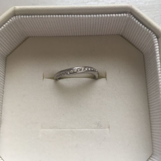 【4℃ BRIDAL(ヨンドシーブライダル)の口コミ】 ゼクシィや他の既婚者の指輪を見て、「指が細く見える形がいいな」とずっ…