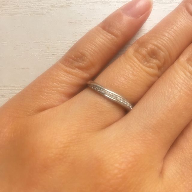 【4℃ BRIDAL(ヨンドシーブライダル)の口コミ】 ゼクシィや他の既婚者の指輪を見て、「指が細く見える形がいいな」とずっ…