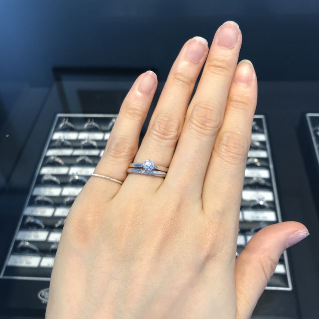 【エクセルコダイヤモンド(EXELCO DIAMOND)の口コミ】 インスタで探しましたが、エンゲージリングと重ね付けでき、重ね付けした…