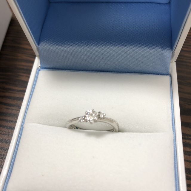 【GALA JEWELRY(ガラジュエリー)の口コミ】 ミル打ちの入った可愛いらしいデザインとダイヤの配置が素敵で、大満足で…