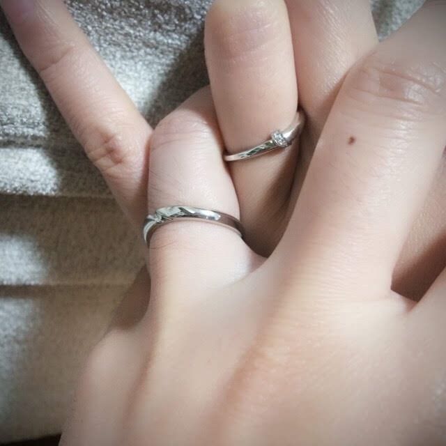 【俄(にわか)の口コミ】 わりとガッチリした指なので、細く見えるかつ、少し変わったデザインを探…