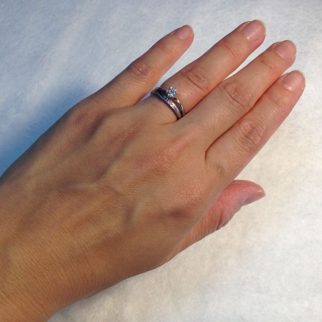 【俄(にわか)の口コミ】 結婚してからもせっかくの婚約指輪はつけたかったので、セットリングであ…