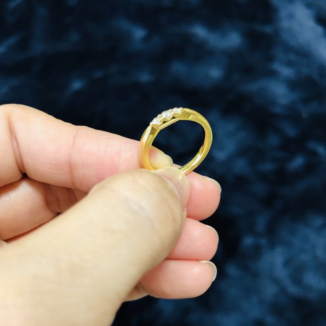 【エクセルコダイヤモンド(EXELCO DIAMOND)の口コミ】 購入する前から指輪はYGにすると主人と決めておりました。何軒か下見に行…