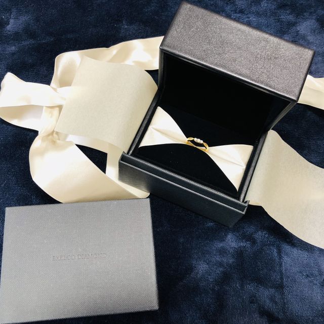 【エクセルコダイヤモンド(EXELCO DIAMOND)の口コミ】 購入する前から指輪はYGにすると主人と決めておりました。何軒か下見に行…