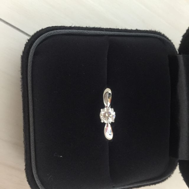 【ティファニー(Tiffany & Co.)の口コミ】 婚約指輪に憧れていて、おねだりして買ってもらいました。決め手はブラン…