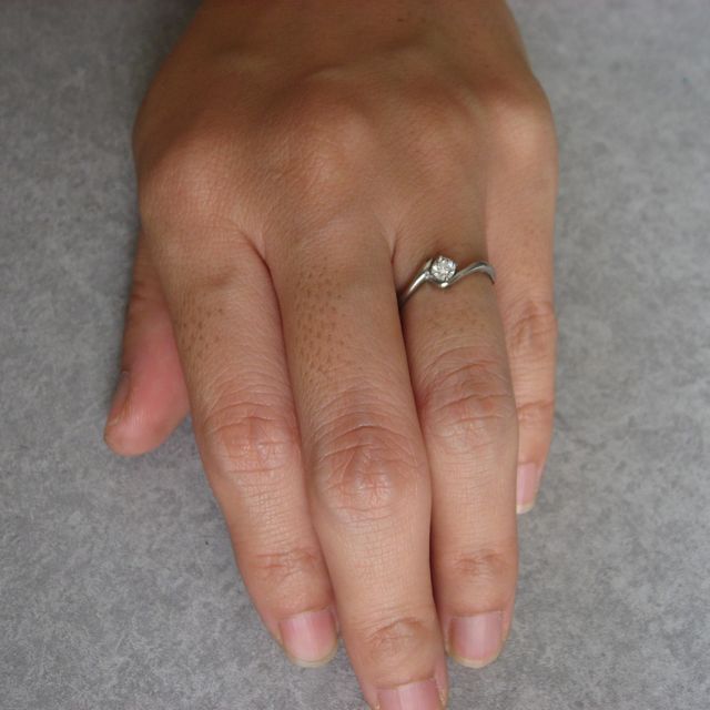 【vielle bijou SOPHIA(ヴィエールビジュソフィア)の口コミ】 ダイヤモンドを中心に、２つのプラチナの曲線が交わるようなデザインが気…