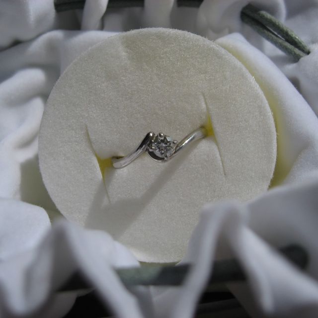 【vielle bijou SOPHIA(ヴィエールビジュソフィア)の口コミ】 ダイヤモンドを中心に、２つのプラチナの曲線が交わるようなデザインが気…