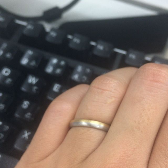 【e.m.の口コミ】 程良い存在感と太さのある指輪を探していました。
店舗をおとずれた当初は…