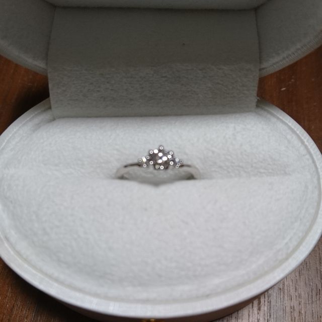 【Foulason(フレゾン)の口コミ】 v字になっており、指が綺麗にみえるところが気に入りました。また、台座が…