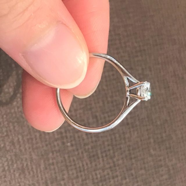 【アネリディギンザ(ANELLI DI GINZA)の口コミ】 大きめの一粒ダイヤのリングを探しており、イメージにピッタリでした。流…