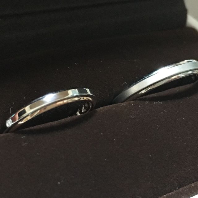 【アイプリモ(I-PRIMO)の口コミ】 ペアで色違いのデザインが可愛くて一目惚れしました。女性の方はピンクゴ…