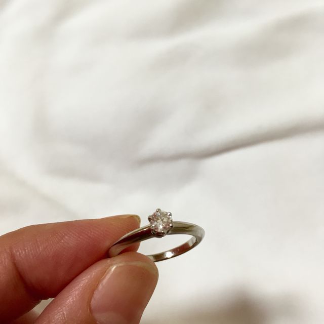 【ティファニー(Tiffany & Co.)の口コミ】 一つダイヤの立て爪リングは少し古いデザインのような気もするのですが、…