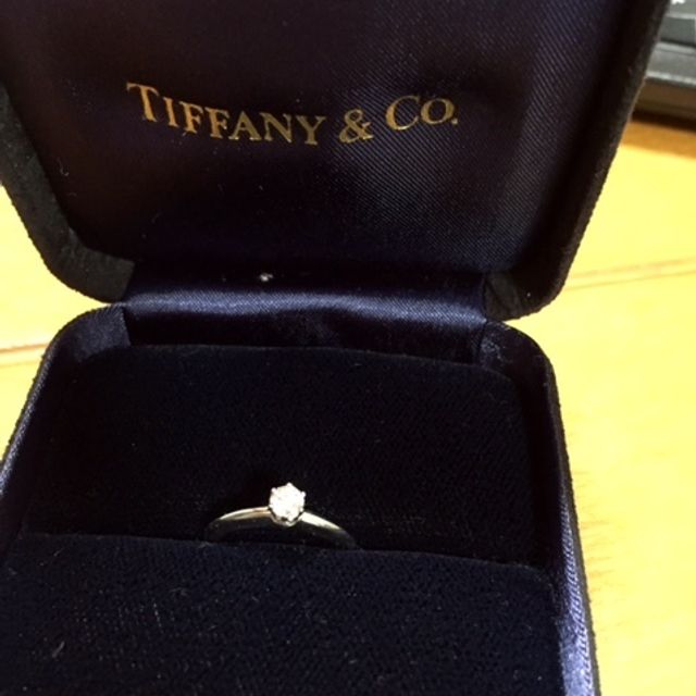 【ティファニー(Tiffany & Co.)の口コミ】 一つダイヤの立て爪リングは少し古いデザインのような気もするのですが、…