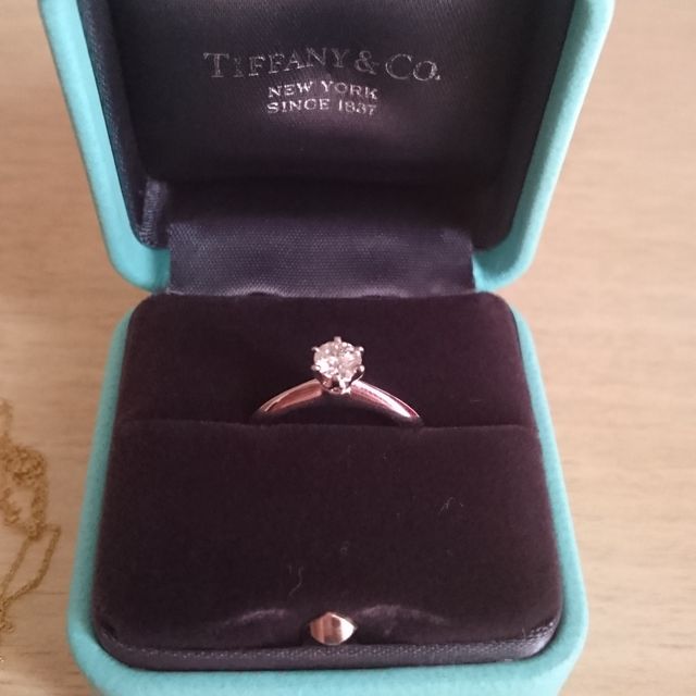 【ティファニー(Tiffany & Co.)の口コミ】 伝統的なティファニーセッティングは、これぞ婚約指輪！という感じで、素…