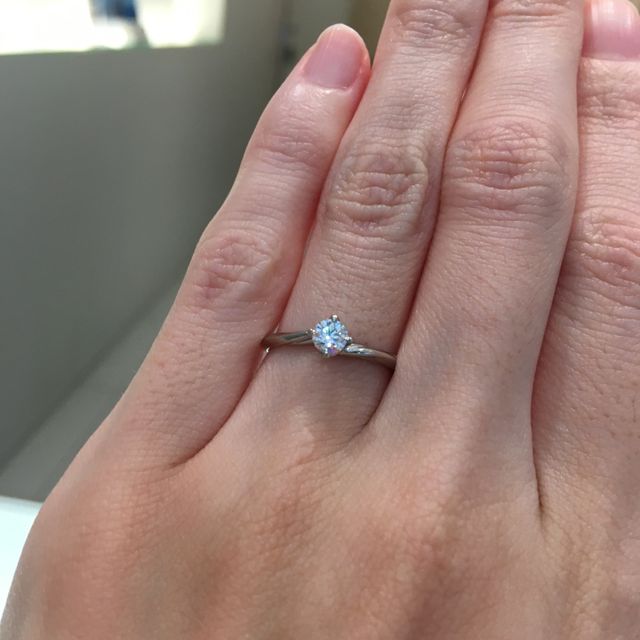 【銀座ダイヤモンドシライシの口コミ】 ダイヤの品質、指輪の横からのデザイン、シンプルさが気に入りました。ダ…