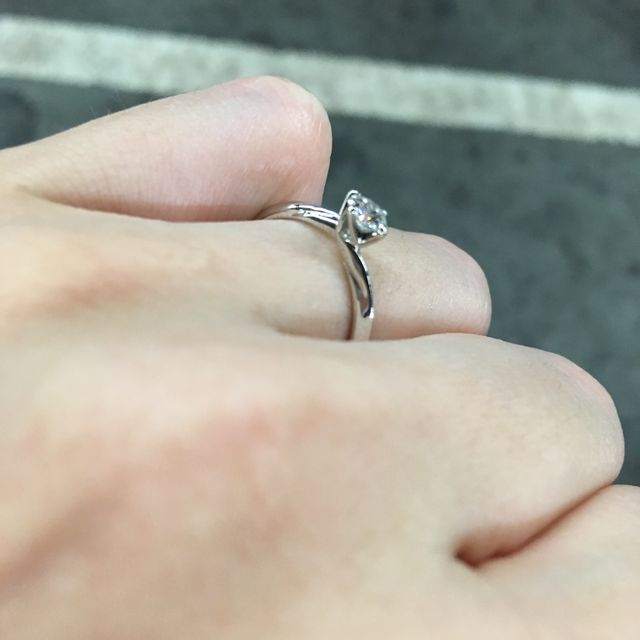 【銀座ダイヤモンドシライシの口コミ】 ダイヤの品質、指輪の横からのデザイン、シンプルさが気に入りました。ダ…