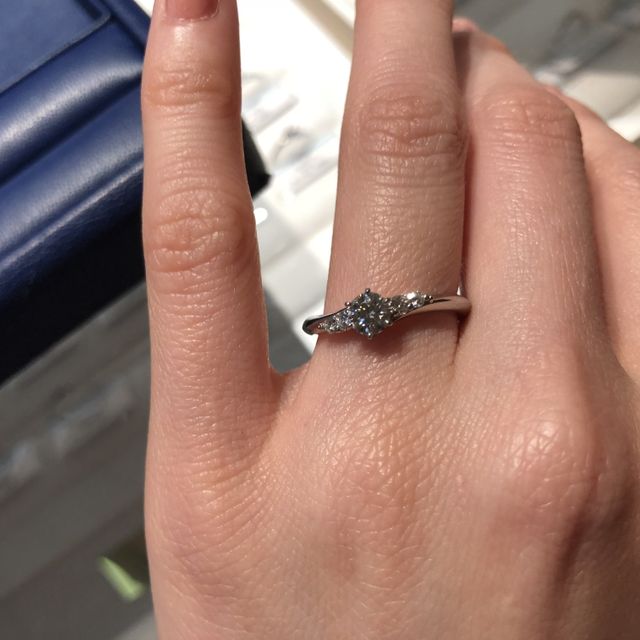 【銀座ダイヤモンドシライシの口コミ】 婚約指輪は、昔から某外資系ブランドの指輪に憧れていたので、そちらで購…