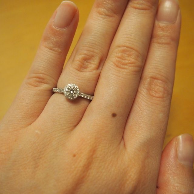 【銀座ダイヤモンドシライシの口コミ】 華奢なデザインなのに、細かいダイヤによって輝きが増して見えます。

丸…