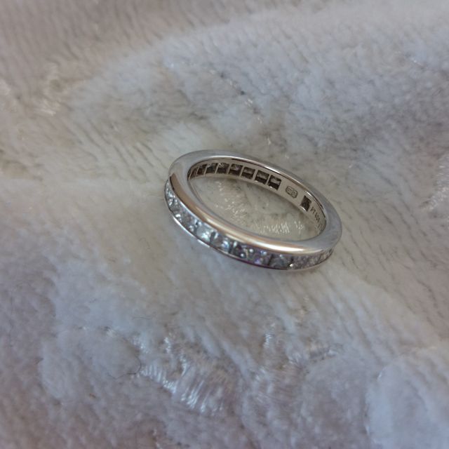 【ハリー・ウィンストン(Harry Winston)の口コミ】 一粒石ではないのですが360度どこから見ても美しく光輝いて見えます。結婚…