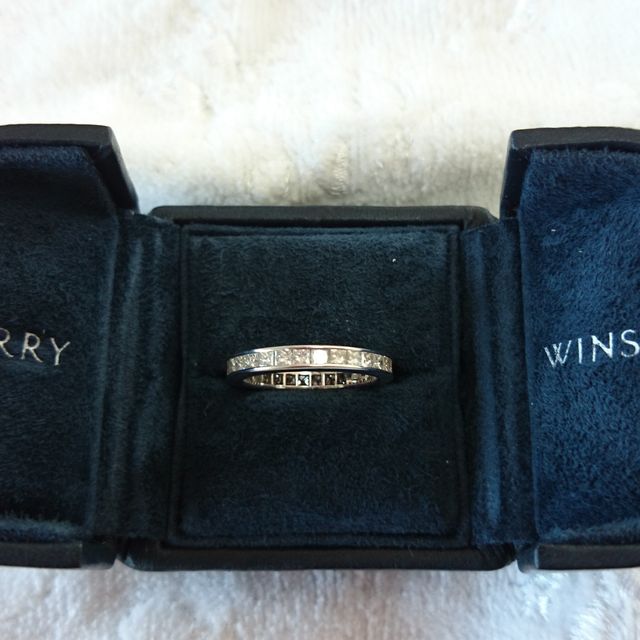 【ハリー・ウィンストン(Harry Winston)の口コミ】 一粒石ではないのですが360度どこから見ても美しく光輝いて見えます。結婚…